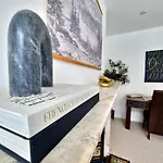 The Stray Adjacent, Interior-designed 2-bed Apartment- Luxury