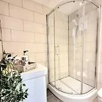 The Stray Adjacent, Interior-designed 2-bed Apartment- Luxury 哈罗盖特