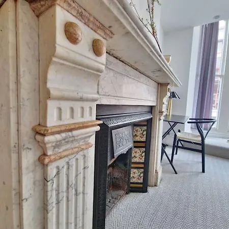 Apartment The Stray Adjacent, Interior-designed 2-bed Apartment- Luxury *