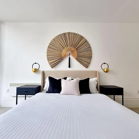 The Stray Adjacent, Interior-designed 2-bed Apartment- Luxury Apartment *