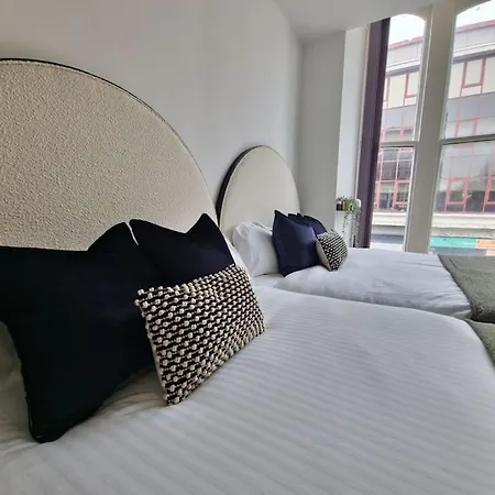 Apartment The Stray Adjacent, Interior-designed 2-bed Apartment- Luxury *