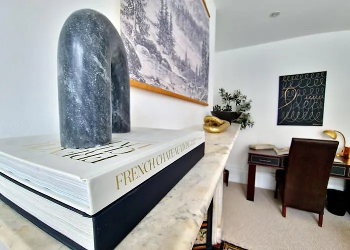 The Stray Adjacent, Interior-designed 2-bed Apartment- Luxury