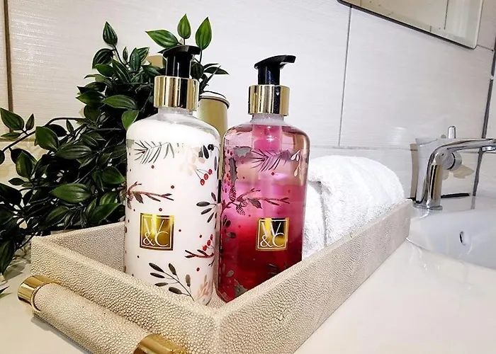 The Stray Adjacent, Interior-designed 2-bed Apartment- Luxury